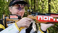 Bildet viser June Emilie Åsenden med rifle.