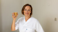 Bildet viser Liv Bjerke Rodal med et glass med peanøtter.