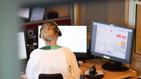 Bildet viser fra en sykepleier som sitter på legevaktsentralen (LVS)