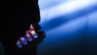 Bildet viser siluett av en dame som snakker i telefonen