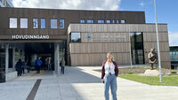 bilde av trine selvaldsen foran nye sykehuset utenfor molde