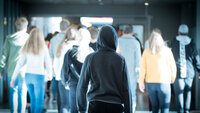 Bildet viser unge mennesker bakfra