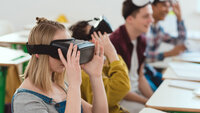 Bildet viser studenter med VR-briller