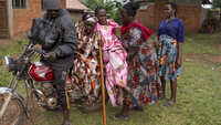 Bilde av transport av kvinne med demens i Mukono, Uganda