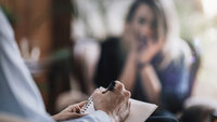 Bildet illustrerer en pasient som sitter hos psykolog