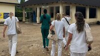 Bildet viser sykepleierstudenter som har praksisopphold i Tanzania
