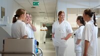 Bildet viser sykepleierstudenter som er i praksis