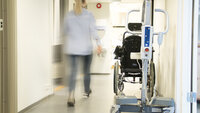 Bildet viser kvinne som går i korridor