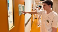 Bildet viser en førsteårsstudent ved Oslomet som gjennomfører en OSKE-eksamen