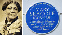 Bildet viser Mary Seacole og en plakett som hedrer henne.