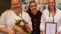Bildet viser sykepleierne Ann-Helen Eidissen, Madeleine Juanita Hoelsæther og Cecilie Stokken som har mottatt utdanningsprisen 2025.