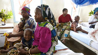 Bildet viser kvinner og barn p&aring; et sykehus i Tanzania.