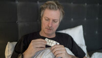 Bilde av mann som tar piller