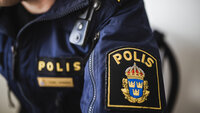 Bildet viser logo på uniformen til svensk politi