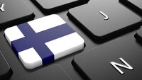 Bildet viser et tastatur der en av tastene har finsk flagg.