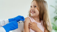 Bildet viser en liten jente som får vaksine