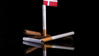 bildet viser sigaretter og dansk flagg
