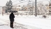 Bildet viser en mann på snødekt perrong i Oslo
