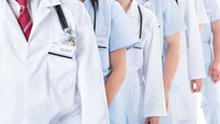 Bildet viser en rekke med leger og sykepleiere som står på rekke bak hverandre. Kun overkroppen synes.