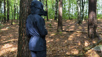 Bildet viser Anna i skogen alene