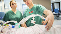 Bildet viser en veileder og student på intensivavdeling