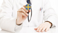 Lege med stetoskop med svensk flagg