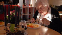 Bildet viser beboer Marit Torp som inntar middagsmaten ved Løten helsetun.