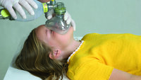 Bildet viser et barn som blir ventilert med maske-bag