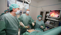 Fedmeoperasjon på Omniasykehuset, Røde Kors klinikk. Kirurg Hjørtur Gislason i midten.