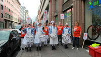 Streikende sykepleiere sammen med NSFs trommekorps utenfor Kreftforeningens lokaler i Oslo.