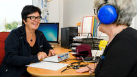 Bildet viser sykepleier Siri Vullum utføre hørselstest