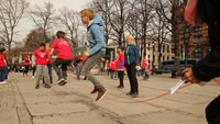 Barn som hopper med tau i Spikersuppa i Oslo