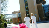 Sykepleiere som går ute en sommerdag, på Ullevål sykehus.