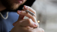 Bildet viser en person som er i ferd med å tenne en joint