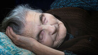 Bildet viser en eldre kvinne som sover