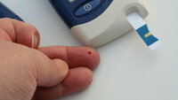 Viser en blodprøvestikk for å måle glukoseinnhold i blodet