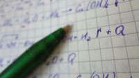 Ark med kulepenn og matematiske utregninger