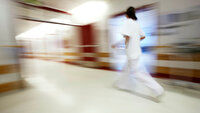 Sykepleier som løper og stresser.