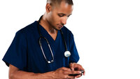 Mannlig lege/sykepleier kikker på mobilen.