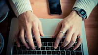 Illustrasjonsfoto av hender på et PC-tastatur