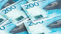 Bildet viser de nye 200 kroners-sedlene fra Norges bank