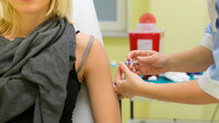 Bildet viser en kvinne som får en vaksine