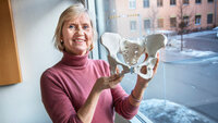 Bildet viser Britt Stuge, fysioterapeut, forsker og spesialist i kvinnehelse