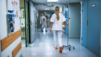 Sykepleier i korridor