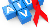 En rød sløyfe ligger oppå bokstavene til hiv/aids. 