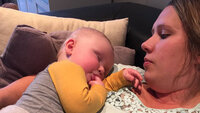 Bildet viser Mona Kampelien og hennes sønn Theodor som sover i armkroken hennes