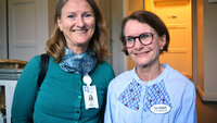Sykepleierne Lise Trand og Anne Blaafladt smiler og ser i kamera