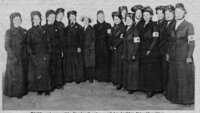 Agnes Karll, stifter av tysk fagorganisasjon for sykepleiere, med åtte danske og fem norske sykepleiere som arbeidet sammen ved Østfronten.