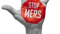 Bildet viser en hånd med grafisk stoppskilt som det står "stop mers" på