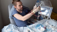 Bildet viser Nikolai Raabye Haugen som klargjør hjemmehemodialysen